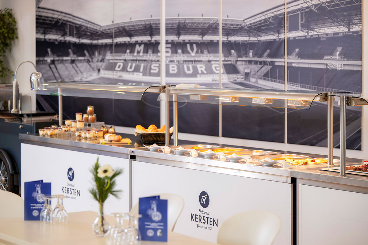 Club der Meidericher Jungs mit Buffet und gedeckten Tischen