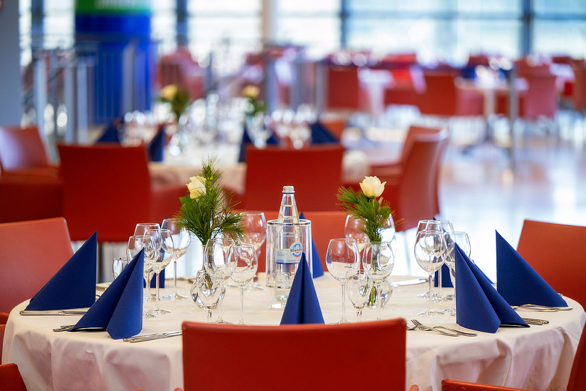 Veranstaltungsraum Westende, festlich eingedeckt für Event.