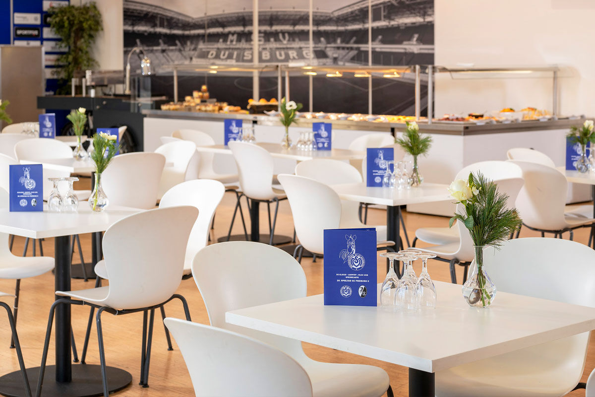 Club der Meidericher Jungs mit Buffet und gedeckten Tischen