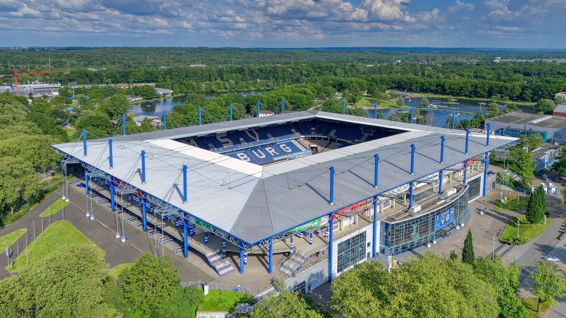 Luftaufnahme der Schauinsland-Reisen-Arena in Duisburg an einem sonnigen Tag, umgeben von viel Grün