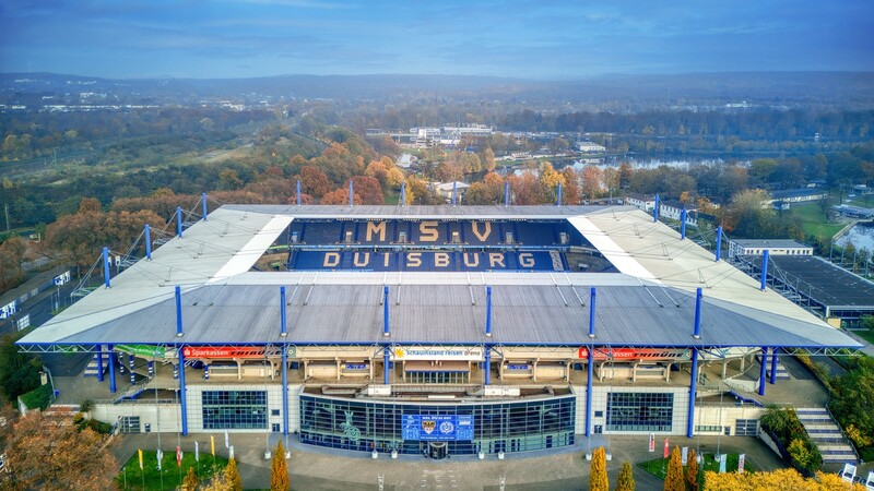 Eine Luftaufnahme zeigt das Fußballstadion in Duisburg. Der Fokus liegt auf dem Dach.