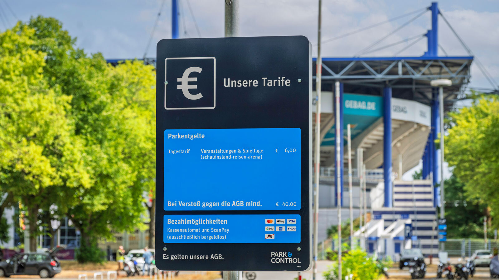 Tarifschild auf dem Parkplatz, Tagestarif 6€, bei Verstoß gegen die AGB mind. 40€