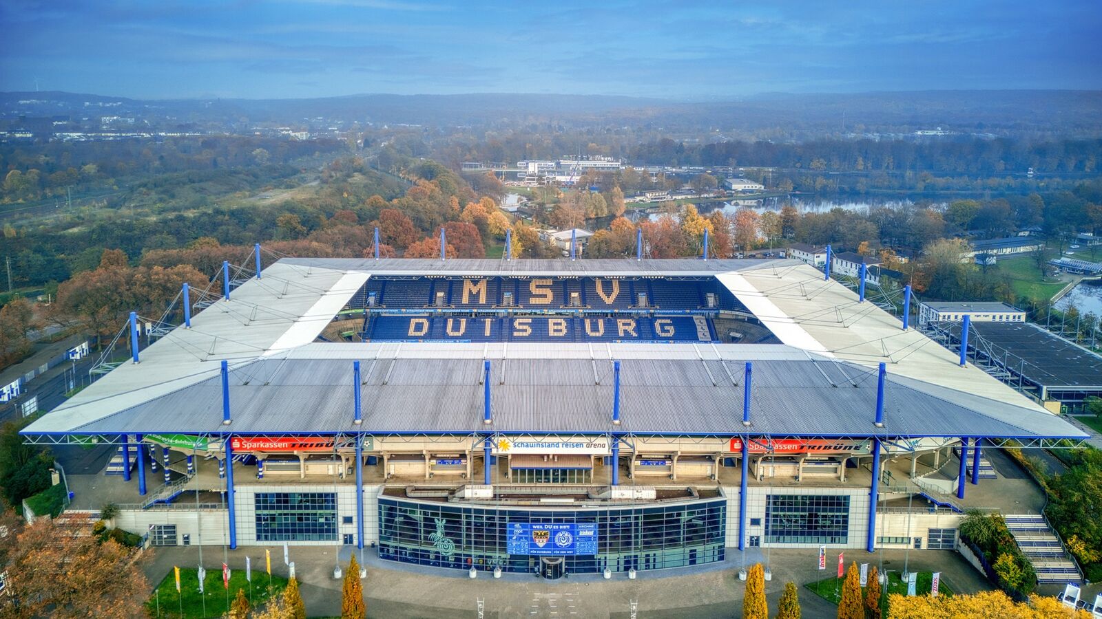 Die Luftaufnahme zeigt das Fußballstadion in Duisburg.