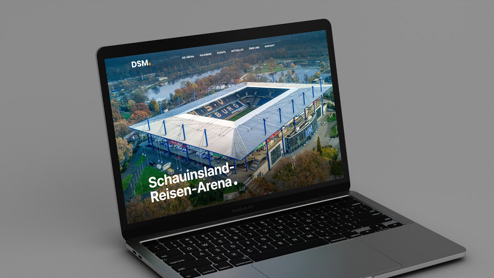 Auf einem Laptop ist die DSM-Homepage mit einem Bild der Schauinsland-Reisen-Arena zu sehen.